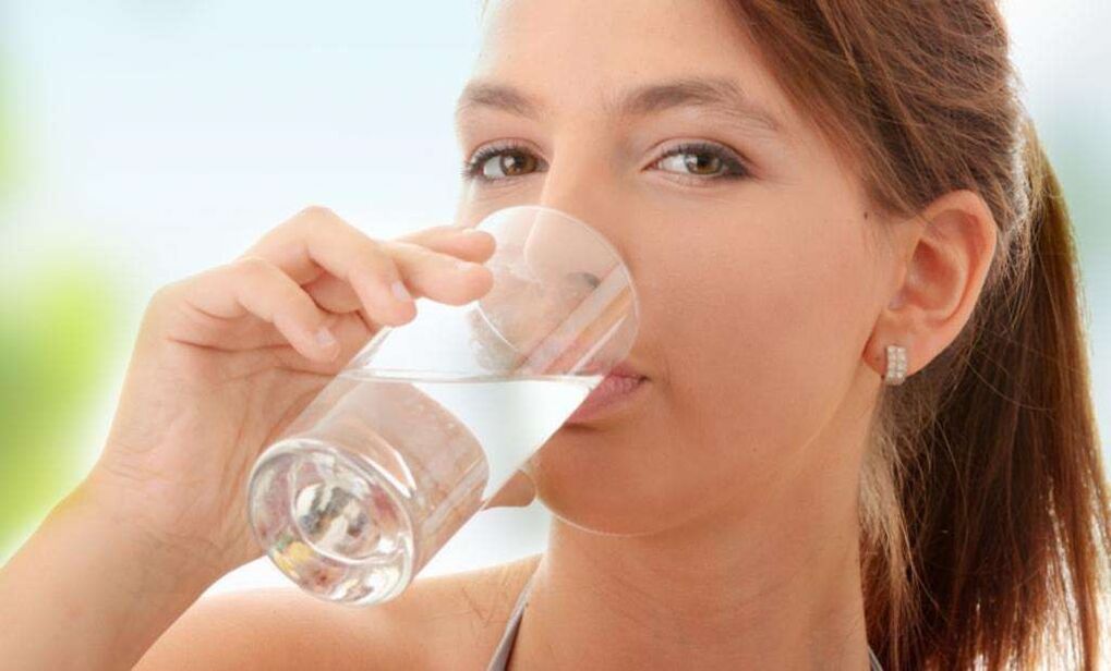 Diaform Plus wird mit Wasser ohne Gas abgewaschen